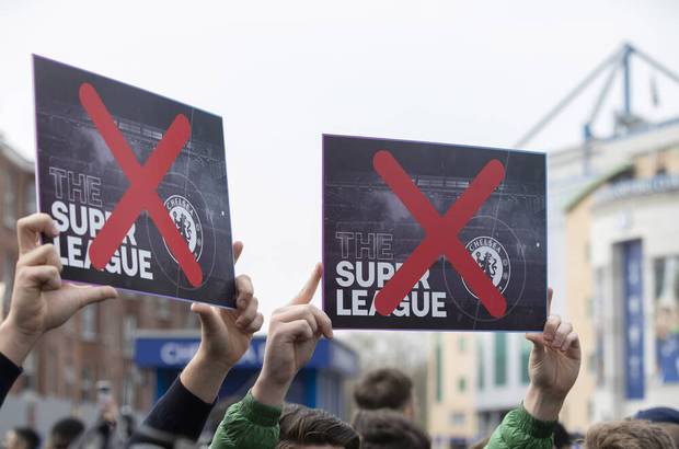 Real-Bus von wütenden Fans belagert