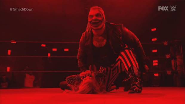 WWE-Horrorfigur greift Frau an