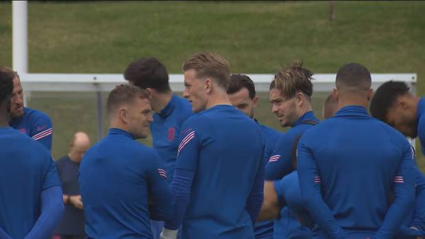 DFB-Team geht mit England aufs Knie