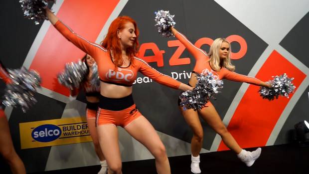 Darts WM 2023: Ally Pally und Cheerleader für Hempel-Walk on mit Kölsche Jung