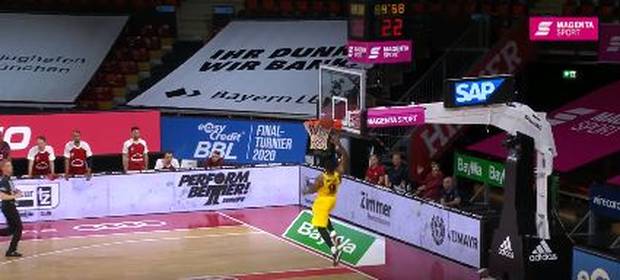 Mega-Dunk! Bayern-Star wird zum Poster-Opfer