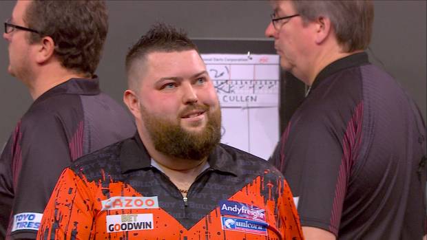Darts-Star mit Haartransplantation