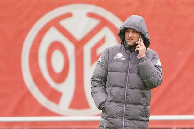 Schröder löst Vertrag in Mainz auf
