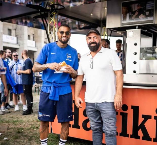 Hertha BSC: Kevin-Prince Boateng verteilt vorm Eintracht-Spiel Döner an Fans