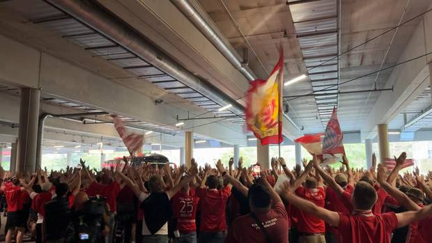Bayern-Fans mit besonderer Choreo