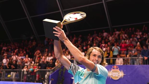 Zverev müht sich in die zweite Runde