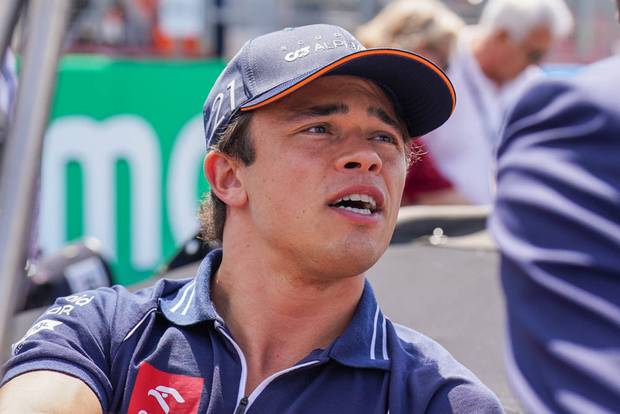 Hamilton kritisiert de Vries-Entlassung