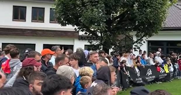 Ronaldo bekommt Lederhose überreicht
