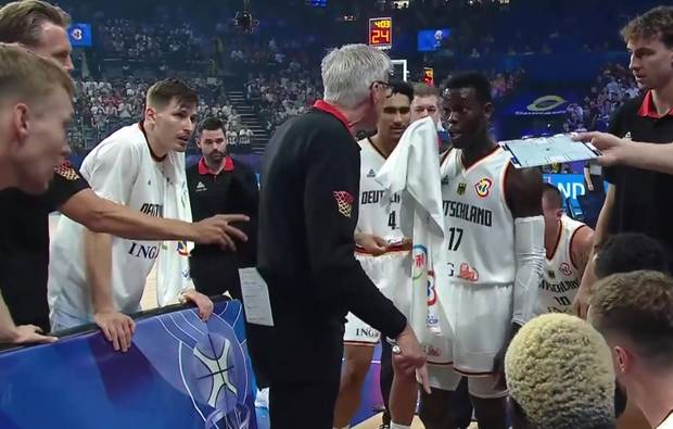 Eskalation um Dennis Schröder! Dicker Zoff in deutscher Auszeit | Basketball-WM