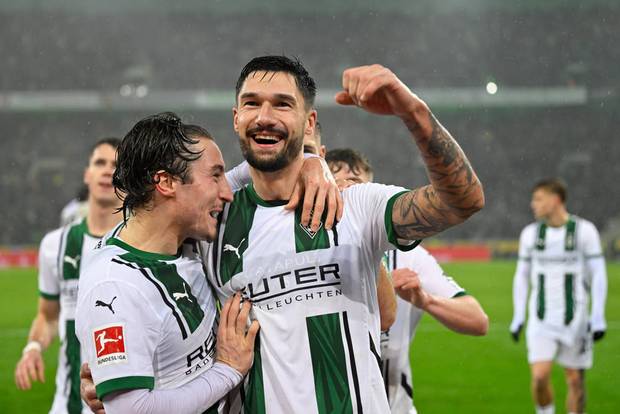 Gladbach trotzt kuriosem Eigentor