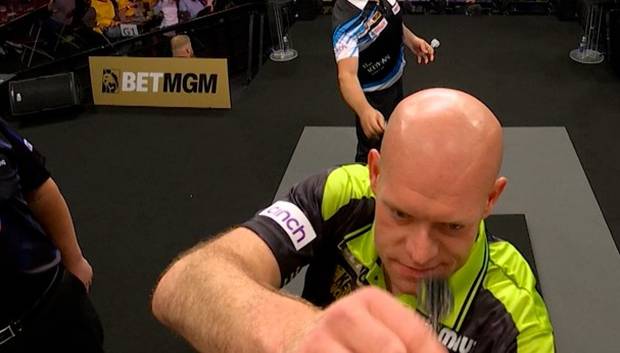 "Was ist das denn?!" Kurioser Moment um van Gerwen
