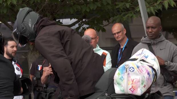 So lässig kommt Olise am Flughafen an