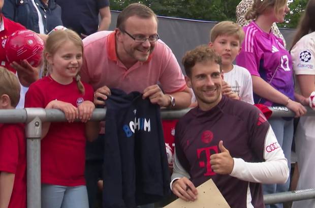 Leon Goretzka posiert vor einem Pullover des VfL Bochum | FC Bayern München