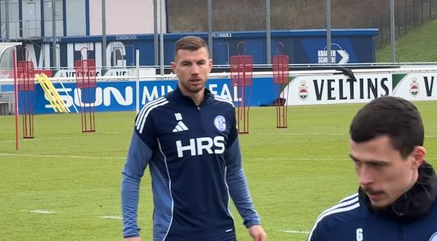 Nach Dzeko: Schalke gibt Stürmer ab
