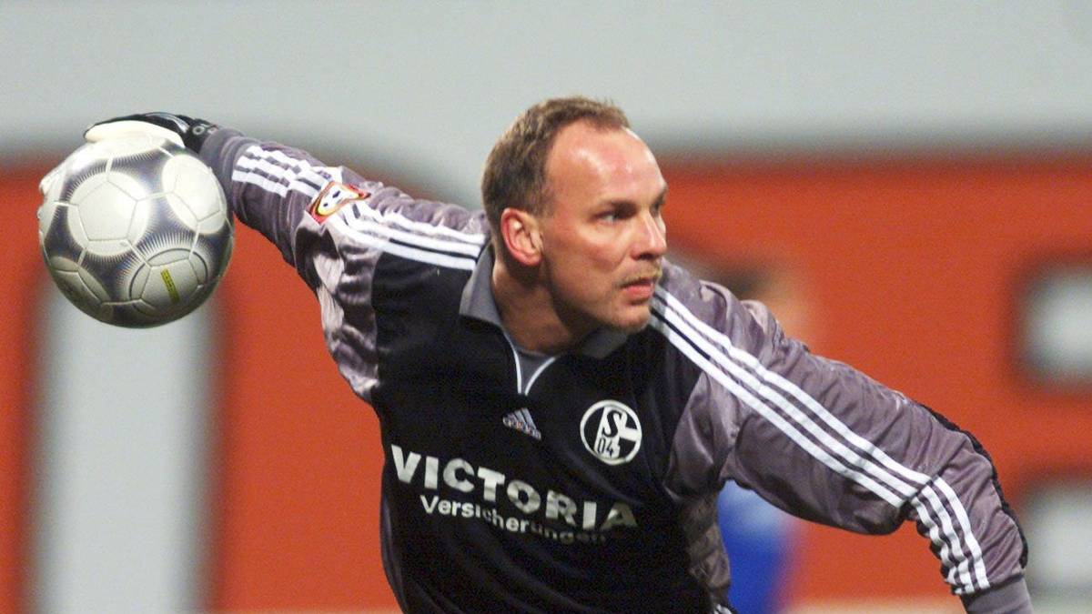 Oliver Reck darf sich in der Saison 2001/02 in die Schalker Torschützenliste eintragen. Gegen seinen Strafstoß hat St. Paulis Simon Henzler keine Chance
