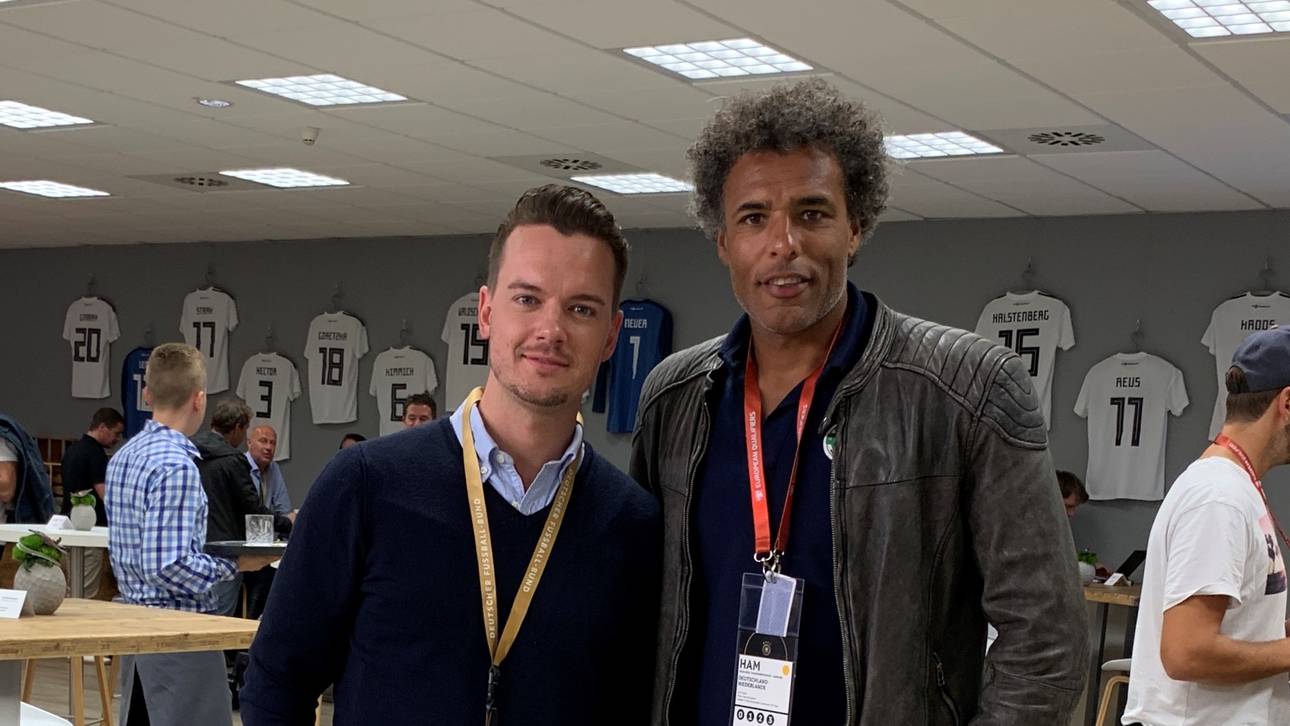 TV-Experte und Ex-Oranje-Star Pierre van Hooijdonk (r.) sprach im Hamburger Volksparkstadion mit SPORT1-Chefreporter Florian Plettenberg