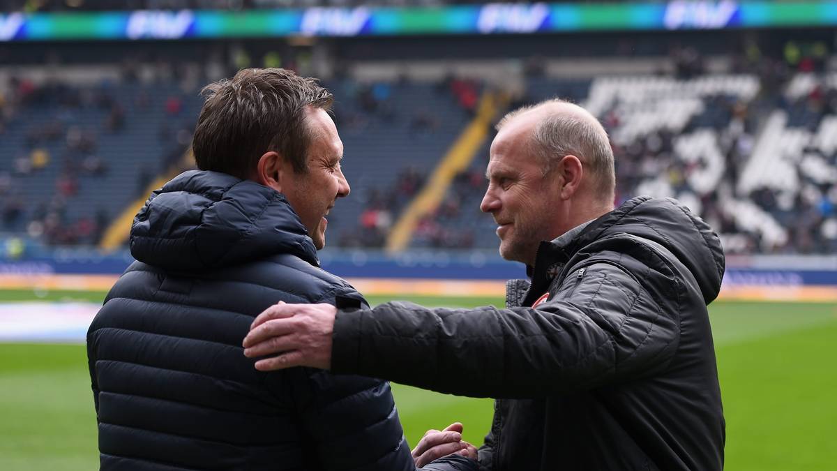 Man kennt sich, man mag sich. In Frankfurt begrüßt Eintracht-Trainer Thomas Schaaf Paderborns Andre Breitenreiter 