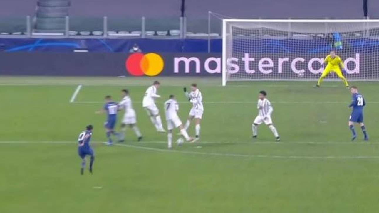 Cristiano Ronaldo dreht sich in der Mauer weg