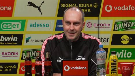 Yann Diomande kommt zur spät zur Abschlussbesprechung und sitzt zunächst auf der Bank. Leipzigs Coach Ole Werner nimmt das Ganze aber gelassen.