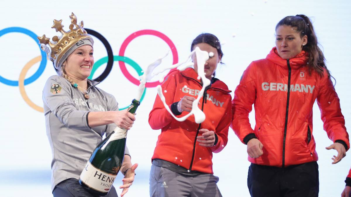 Katharina Althaus gewinnt beim Skispringen Silber und köpft die erste Flasche
