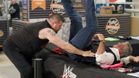Kevin Owens warf Shane McMahon vor WWE Hell in a Cell 2017 durch einen Fanartikeltisch