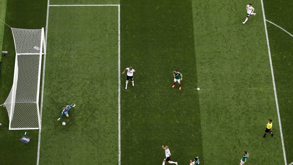 Mexiko - Cancha: "Ja, wir können es! Dank einer mutigen Leistung und einem Tor von Hirving Lozano schlägt die mexikanische Nationalmannschaft Weltmeister Deutschland mit 1:0 – der erste Sieg von El Tri über die Deutschen bei einer WM. Singe! Weine nicht! Jetzt erst recht, möge das Fest nicht aufhören. Heute schlafen die Mexikaner nicht, weder in Moskau, noch in Mexiko"