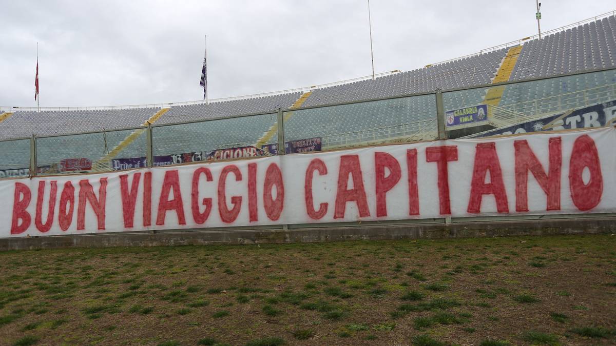 "Es gibt Menschen, die sterben nicht. Gute Reise, Capitano", lautete eine von vielen Botschaften der berühmten Curva Fiesole an Astori, der eine Woche zuvor in Udine tot in seinem Hotelzimmer aufgefunden worden war