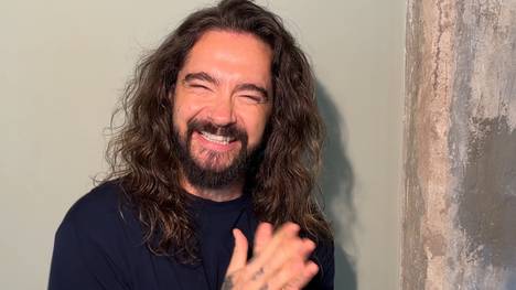 Tom Kaulitz wird bei der Fußball-Weltmeisterschaft als Fan-Experte von MagentaTV fungieren. Der Musiker, Podcaster und Entertainer begleitet das Turnier mit seiner ganz persönlichen Sicht auf die Spiele, die Stars und die großen Momente.