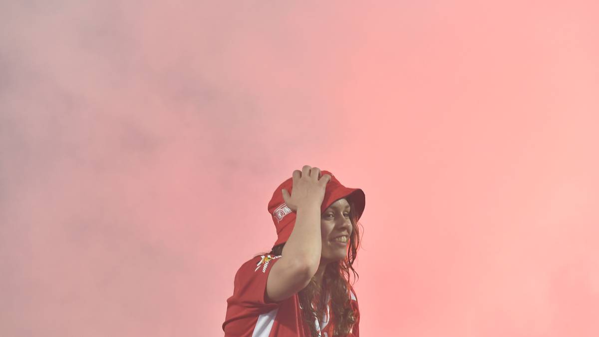 Das Stadion an der Alten Försterei ähnelt einer roten Hölle. Die Fans denken gar nicht daran, das Feld zu verlassen