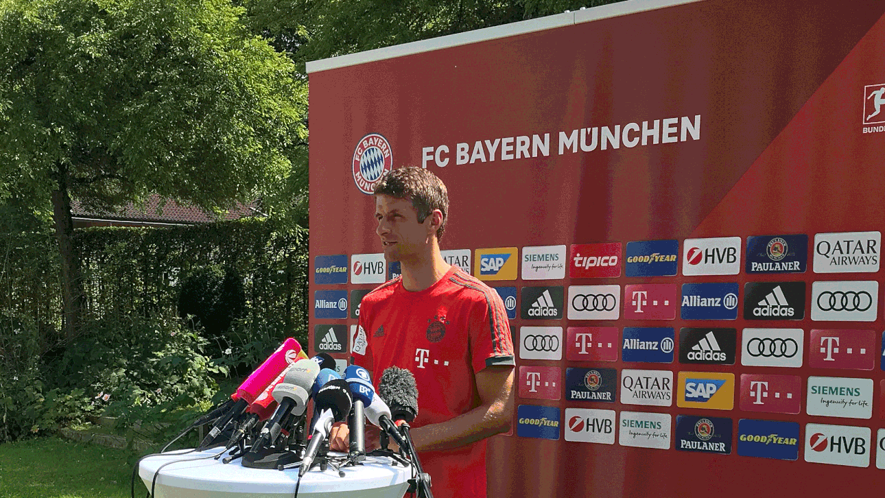 Thomas Müller steht am Tegernsee Rede und Antwort