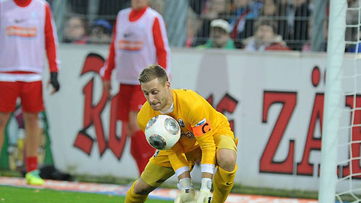 Baumanns dritter Bock bringt dann die Entscheidung. Einen ungefährlichen Flachschuss von Beister kann der Torhüter nicht festhalten. Der Ball springt nach vorne weg...