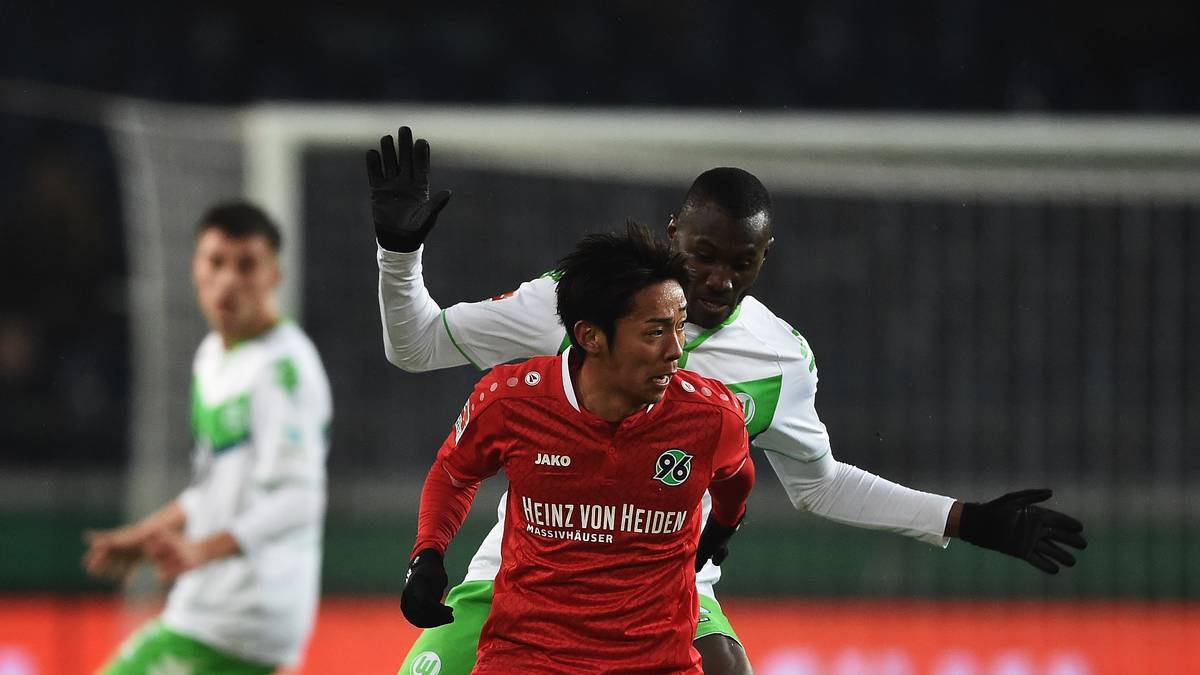 Danach wird zum Glück Fußball gespielt. Hiroshi Kiyotake und Hannover 96 verstecken sich in den Anfangsminuten nicht und nehmen lebhaft am Spielgeschehen teil. Kenan Karamans Schuss kann Wölfe-Keeper Casteels nur knapp parieren