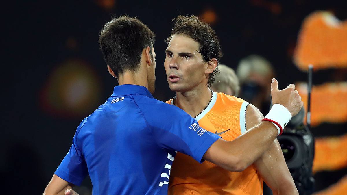 Auch mit 32 Jahren gibt es für Nadal noch etwas nie dagewesenes: Erstmals muss er sich in einem Grand-Slam-Finale in drei Sätzen geschlagen geben, bei den Australian Open 2019 erteilt ihm Djokovic eine Lehrstunde und siegt 6:3, 6:2 und 6:3