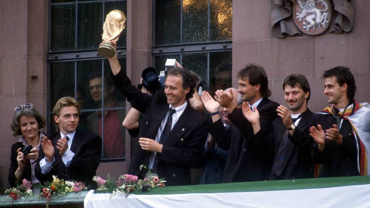 Franz Beckenbauer (mit Pokal) führte Deutschland 1990 zum WM-Titel