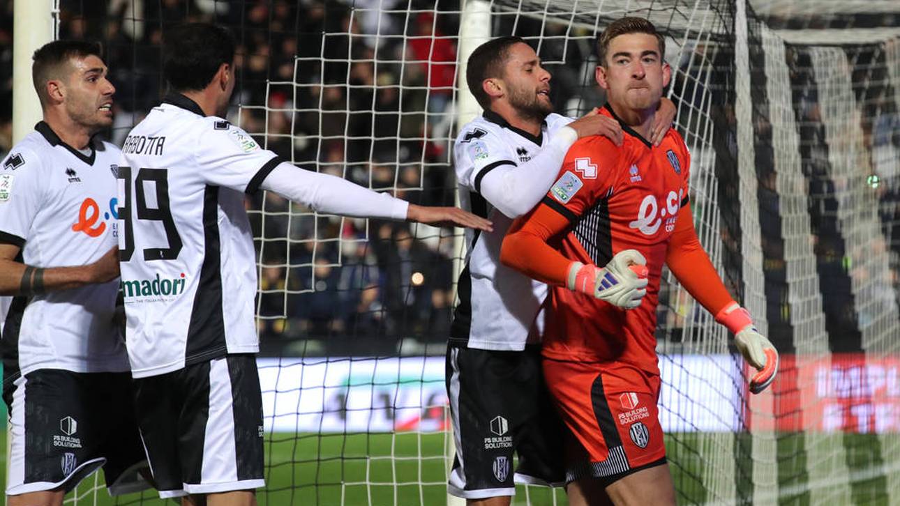 Jonathan Klinsmann wird nach seiner Elferparade von Teamkollegen gefeiert