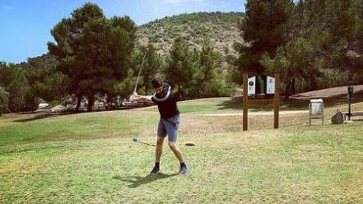Thibaut Courtois kann auch im Urlaub nicht ohne Ball. In Ibiza tauscht der Keeper aber den Fuß- mit dem Golfball
