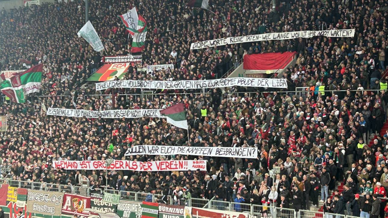 Die Fans des FC Augsburg nahmen mit ihren Plakaten offensichtlich auch Sandro Wagner ins Visier