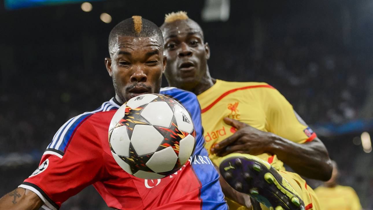 Serey Die vom FC Basel spielte in der Champions League gegen Liverpool und Mario Balotelli (r.)