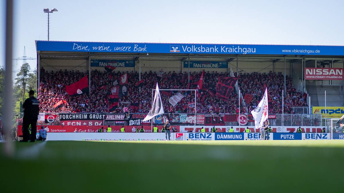 Über 8.000 Fans der Franken unterstützen ihr Team im Hardtwaldstadion. Doch abgesehen von einem ersten gefährlichen Angriff nach wenigen Sekunden wird der Anhang der Nürnberger auf eine Geduldsprobe gestellt
