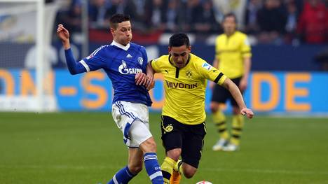 Julian Draxler von Schalke 04 im Duell mit Ilkay Gündogan von Borussia Dortmund
