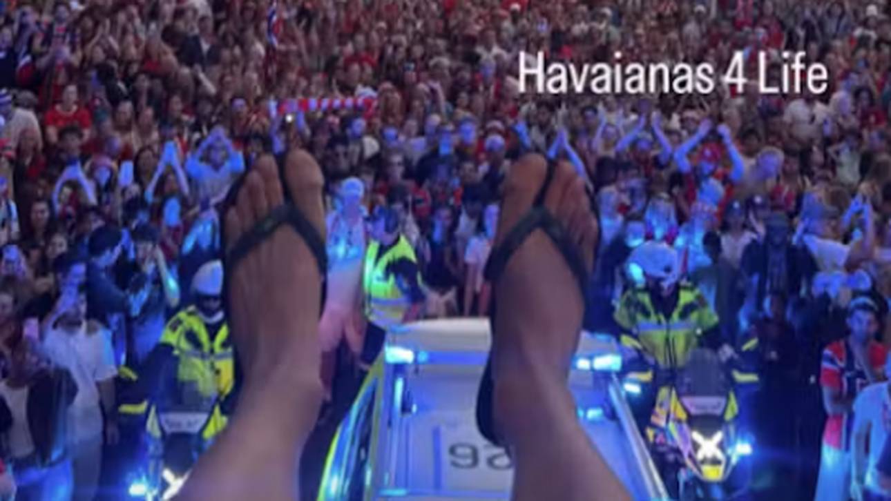 Julian Ryerson feierte den Empfang in Norwegen in Flop-Flops der Marke havaianas