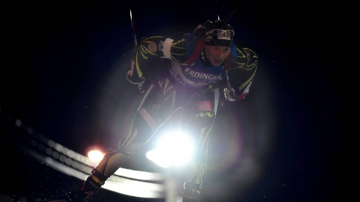 Auch die Französin Anais Bescond gibt bei Flutlicht alles. Am Ende reicht es für sie - wie auch für die Deutsche Laura Dahlmeier - nicht ganz zu einer Medaille