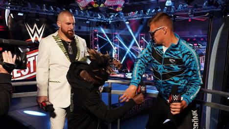 Rob Gronkowski, Moderator der WrestleMania 36, gewinnt bei der WWE-Supershow beinahe einen Titel. Kumpel Mojo Rawley aber schnappt ihm den Gürtel vor der Nase weg.