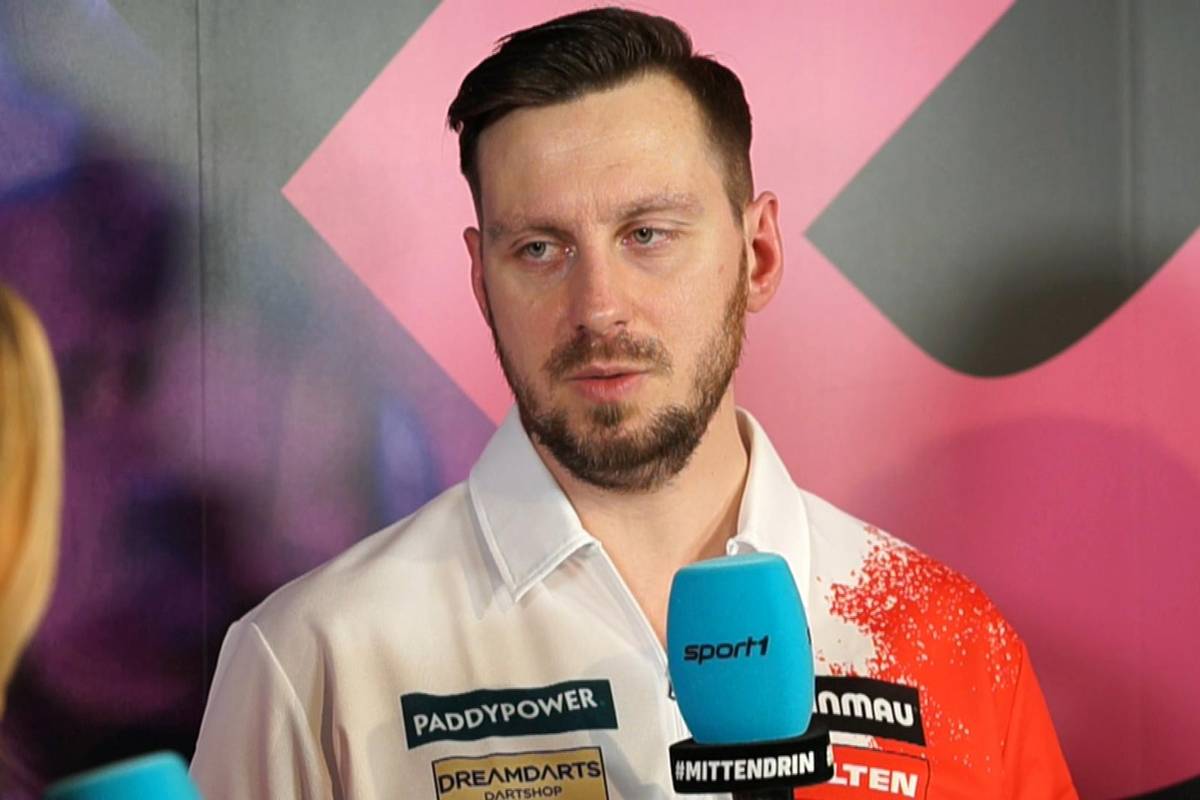 Florian Hempel gewinnt sein erstes Spiel bei der Darts WM 2025 gegen Jeffrey de Zwaan. Eine Situation sorgte für Diskussionen, für die sich Hempel mehrfach bei de Zwaan entschuldigte.