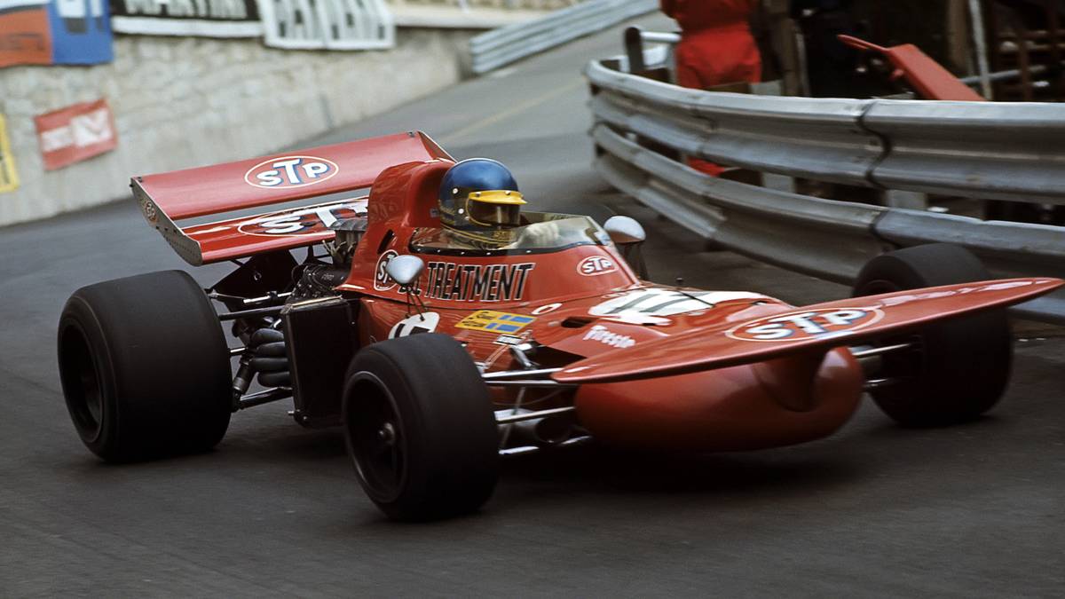 Ronnie Peterson hat in den 70er-Jahren ebenfalls eine Besonderheit an seinem Auto. Sein ganz spezieller Frontflügel bekommt aufgrund seiner Form den Namen "Teetablett". Das kuriose Bauteil soll Aerodynamik und Lenkbarkeit deutlich verbessern