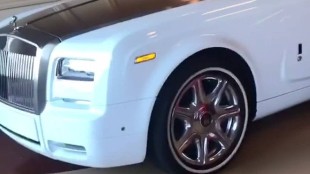 Der Rolls Royce Phantom ist eines von Mayweathers Lieblingsautos. Früher hatte er den Luxusschlitten in gleich mehreren Varianten - mindestens dieser Phantom Drophead befindet sich weiterhin im Besitz des Boxers