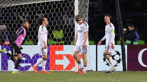 Eintracht Frankfurt offenbar bei der Niederlage bei Qarabag Agdam die alten Probleme. Die Zeit drängt für Sportvorstand Markus Krösche, einen neuen Trainer zu finden.