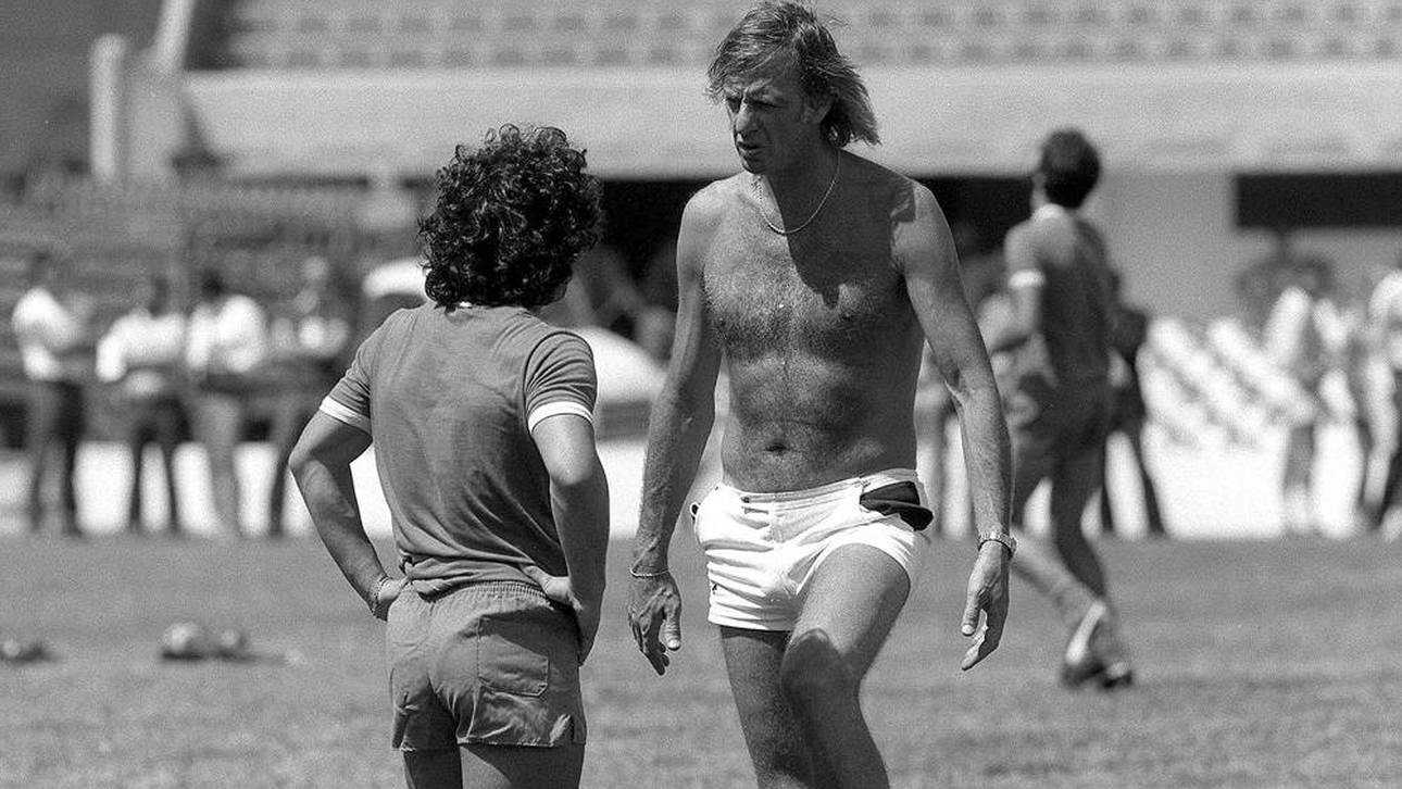 Nationaltrainer Cesar Luis Menotti (re.) und Diego Armando Maradona (beide Argentinien) während des Trainings