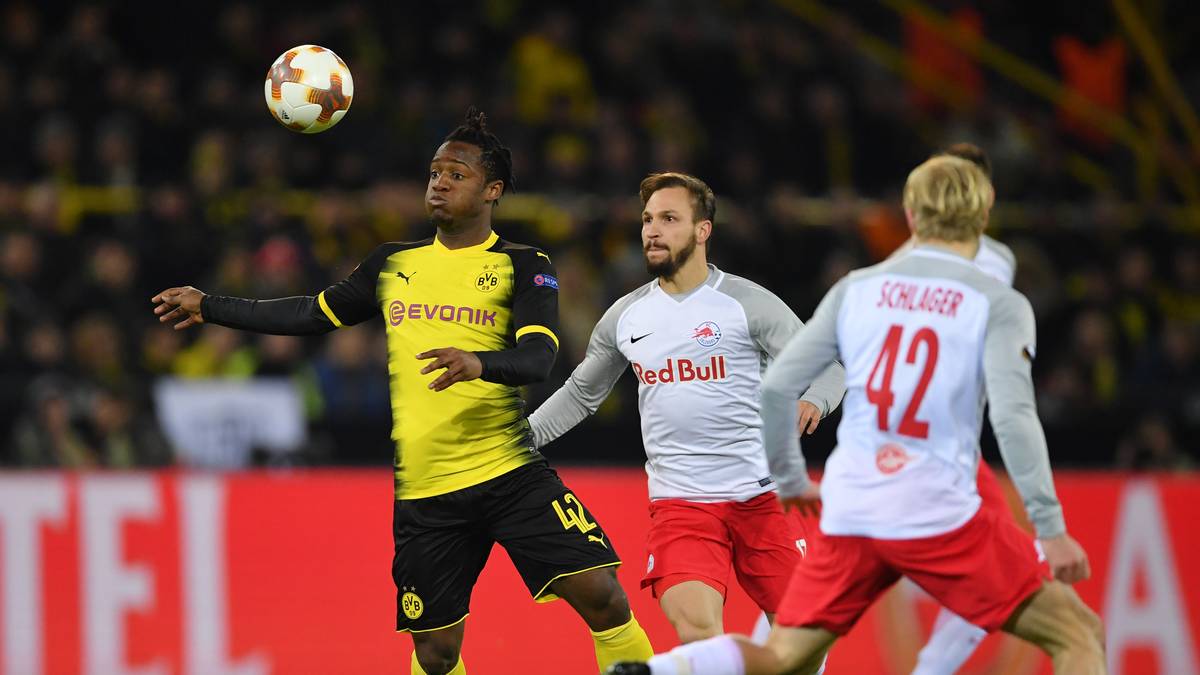Dortmunds Mittelstürmer Michy Batshuayi umringt von Salzburger Spielern. Zunächst hat der Belgier einen schweren Stand gegen die Verteidigung der Österreicher 