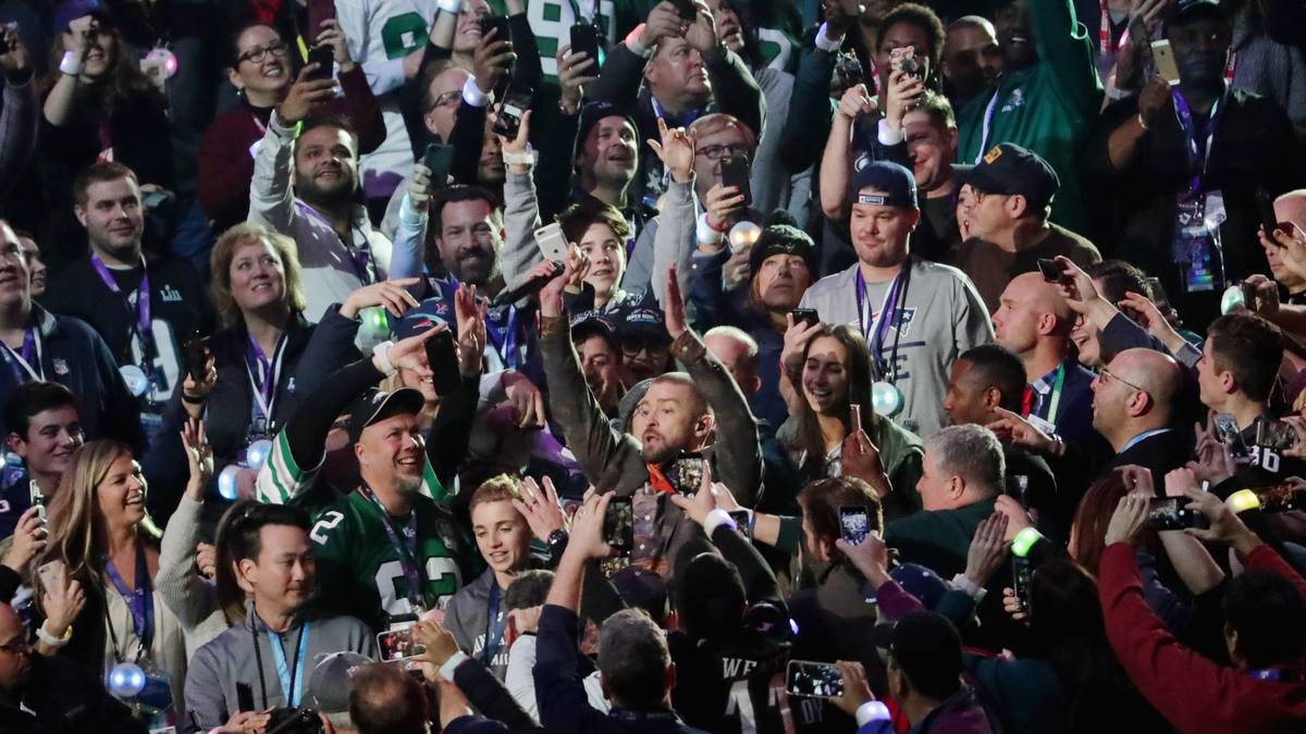 Das große Finale bestreitet Timberlake dann inmitten der Fans auf der Tribüne mit jeder Menge Selfies